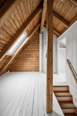 Zolder interieur met dakvenster